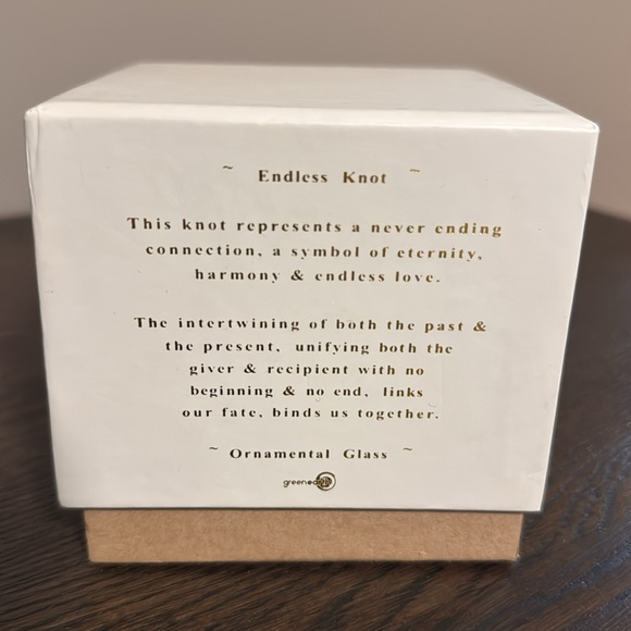 Endless Knot - Ornamental Glass - Picture 8 of 9